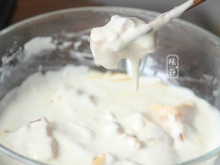 7、酸甜咕噜肉,使一块五花肉都均匀裹上粉浆；