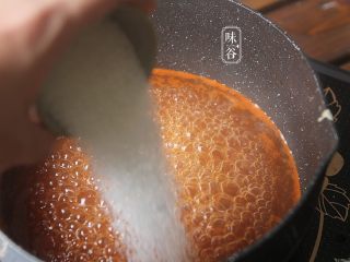 11、酸甜咕噜肉,锅内倒入一碗水，白糖，醋和蒜蓉煮开；