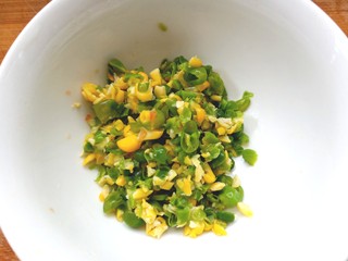 4、鸡肉蔬菜饼汉堡,切碎备用