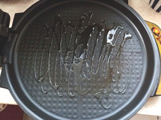 13、鸡肉蔬菜饼汉堡,取电饼铛加热，倒入少许油