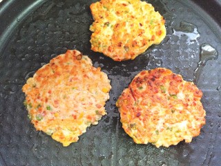 15、鸡肉蔬菜饼汉堡,煎至两面金黄即可出锅