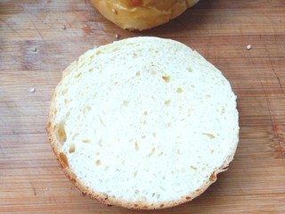 19、鸡肉蔬菜饼汉堡,取提前做好的汉堡胚从中间切开