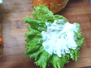 20、鸡肉蔬菜饼汉堡,放上生菜，挤上沙拉酱