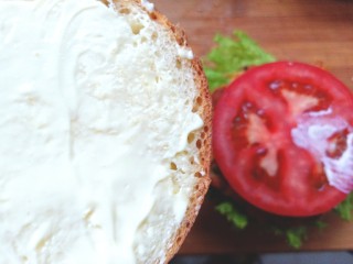 22、鸡肉蔬菜饼汉堡,在另一片汉堡胚上抹上沙拉酱