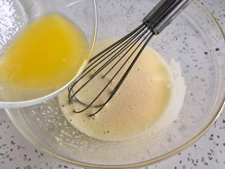 4、自制旺旺煎饼,倒入鸡蛋液里，搅拌均匀。