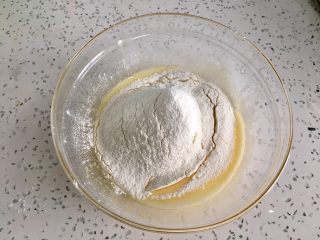 5、自制旺旺煎饼,筛入低筋面粉。