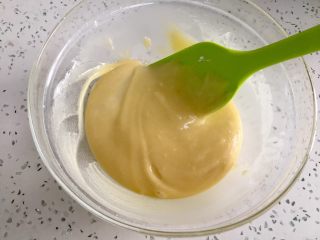 6、自制旺旺煎饼,用刮刀翻拌均匀没有干粉。