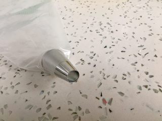 7、自制旺旺煎饼,大口圆形裱花嘴装入裱花袋。