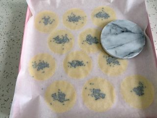 13、自制旺旺煎饼,用平的工具压的扁一点，大小适中。