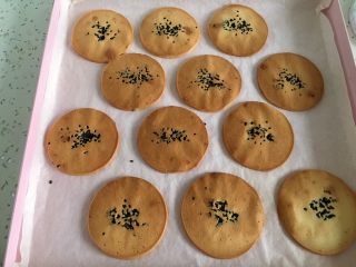 17、自制旺旺煎饼,上色满意就从烤箱里拿出来，凉透了再吃，很脆很香很甜，一定要凉透，不然不脆。