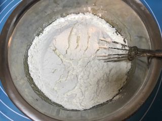 5、酥掉渣的桃酥,再筛入200g低筋面粉和3g泡打粉，搅拌均匀。