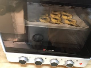 11、酥掉渣的桃酥,放入烤箱，180度上下双管，烤20分钟左右即可。