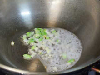 6、茄子肉末打卤面,油下热锅,葱蒜爆香