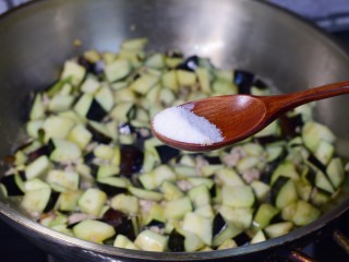 11、茄子肉末打卤面,加盐,炒匀,加水,大火烧开,转中火煮到茄子变软