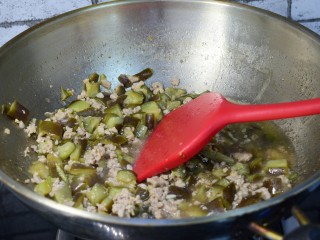 13、茄子肉末打卤面,炒匀即可出锅,备用