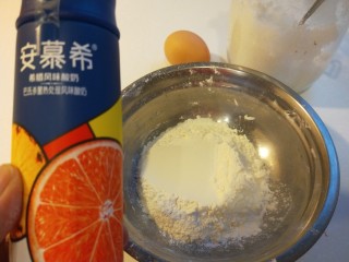 2、酸奶鸡蛋饼,食材鸡蛋，面粉，酸酸一瓶，白砂糖。