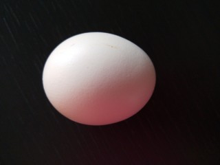 3、酸奶鸡蛋饼,鸡蛋打入碗中。