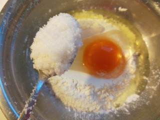 4、酸奶鸡蛋饼,加入一勺白沙糖。