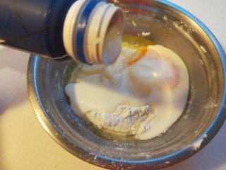 5、酸奶鸡蛋饼,倒入一瓶酸奶，不用加水了。