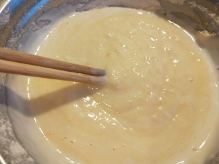 6、酸奶鸡蛋饼,搅拌均匀成面糊状。