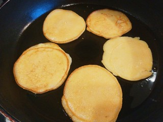 11、酸奶鸡蛋饼,煎制两面金黄即可。