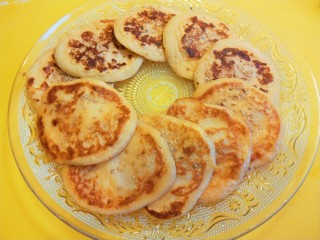 12、酸奶鸡蛋饼,摆放盘中即可食用。