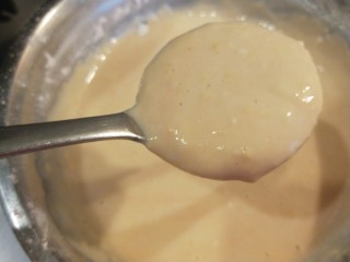 9、酸奶鸡蛋饼,最好是用圆形钢勺。