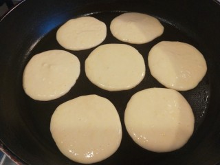 10、酸奶鸡蛋饼,一勺一个小饼摊圆。