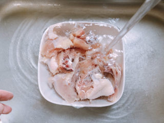 4、香菇滑鸡粥,鸡肉洗干净。