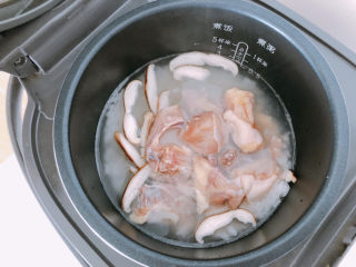 15、香菇滑鸡粥,点击煮粥键焖煮。