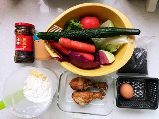 1、快手营养早餐09,所有用到的食材都在这里,为了节省早晨的时间,前一晚洗好了黄瓜、胡萝卜、心里美萝卜、紫甘蓝、生菜、西红柿。鸡腿是我自己之前卤好的,没有准备卤鸡腿可以用火腿肠、培根、烤鸡腿替代,很随意的;