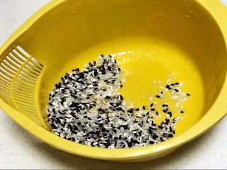 2、快手营养早餐09,前一晚还洗好了大米、糯米、黑米,放电饭煲,用预约功能煮粥,第二天早晨就能喝到香糯的黑米粥了;