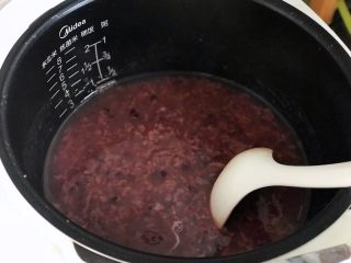 3、快手营养早餐09,早晨黑米粥已经熬好了,让它继续保温,我们忙其他的事情;