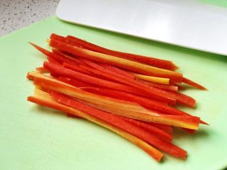 6、快手营养早餐09,这时,将胡萝卜切粗丝,这种胡萝卜生吃脆甜,不用焯水也很好吃;