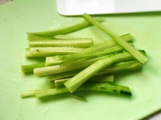 7、快手营养早餐09,黄瓜去皮切条;