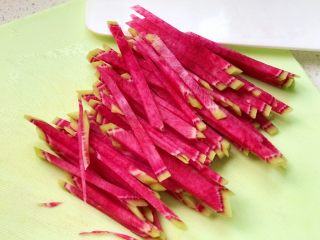 8、快手营养早餐09,心里美萝卜切粗丝;