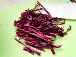 9、快手营养早餐09,紫甘蓝切丝;