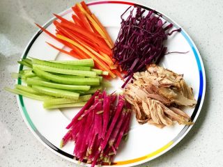 10、快手营养早餐09,手撕鸡腿肉,将处理好的食材摆盘;