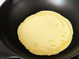 13、快手营养早餐09,倒入面糊,摊匀;