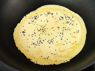 14、快手营养早餐09,撒黑芝麻,摊两分钟,我的饼略厚,火小,所以时间稍长;