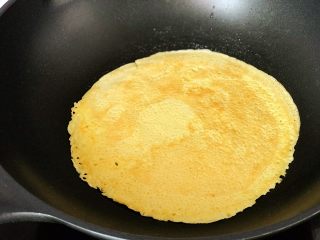 15、快手营养早餐09,翻面,再摊1分钟,两面总共3分钟,出锅。如果你技术好,饼薄很快就出锅了,还可以用摊饼神器;