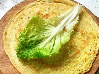 16、快手营养早餐09,没有黑芝麻的这一面朝上,放一片生菜叶;