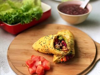 20、快手营养早餐09,对半斜切后的切面五颜六色,真的是刺激食欲,旁边那小堆是糖拌西红柿,清爽解腻,不能再多说了,要去吃啦!