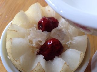 5、微波烤酥梨#甜味#,加入少许纯净水