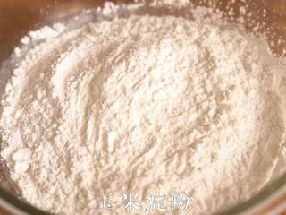 2、来一口Q弹香甜的【芒果糯米糍】,加入糯米粉和玉米淀粉，搅拌均匀