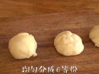 6、来一口Q弹香甜的【芒果糯米糍】,取一份面团，均匀粉成6等份