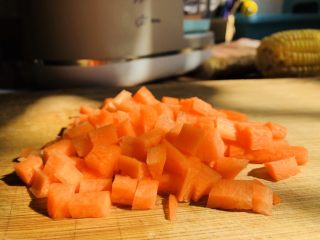 2、山药胡萝卜玉米泥,首先把胡萝卜削皮洗净切丁备用