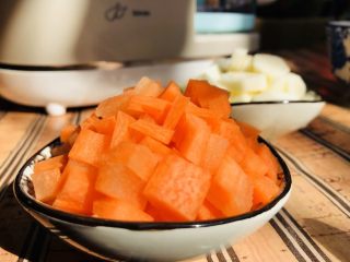 3、山药胡萝卜玉米泥,胡萝卜是一种质脆味美、营养丰富的家常蔬菜，素有“小人参”之称。胡萝卜富含糖类、脂肪、挥发油、胡萝卜素、维生素A、维生素B1、维生素B2、花青素、钙、铁等营养成分。