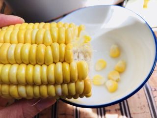 4、山药胡萝卜玉米泥,玉米洗净，把玉米粒剥下来放小碗里备用