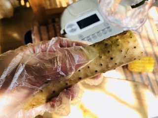 5、山药胡萝卜玉米泥,处理山药时，一定要带上一次性手套，预防引起皮肤瘙痒